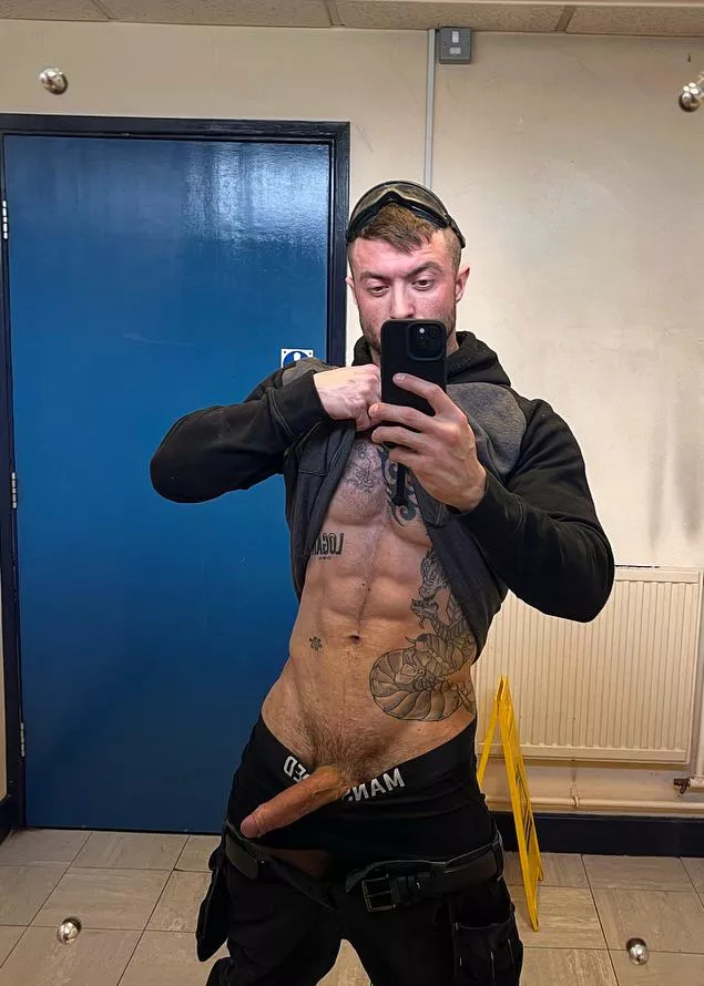 Fat tradie cock at the ready 😉 posted by James567326
