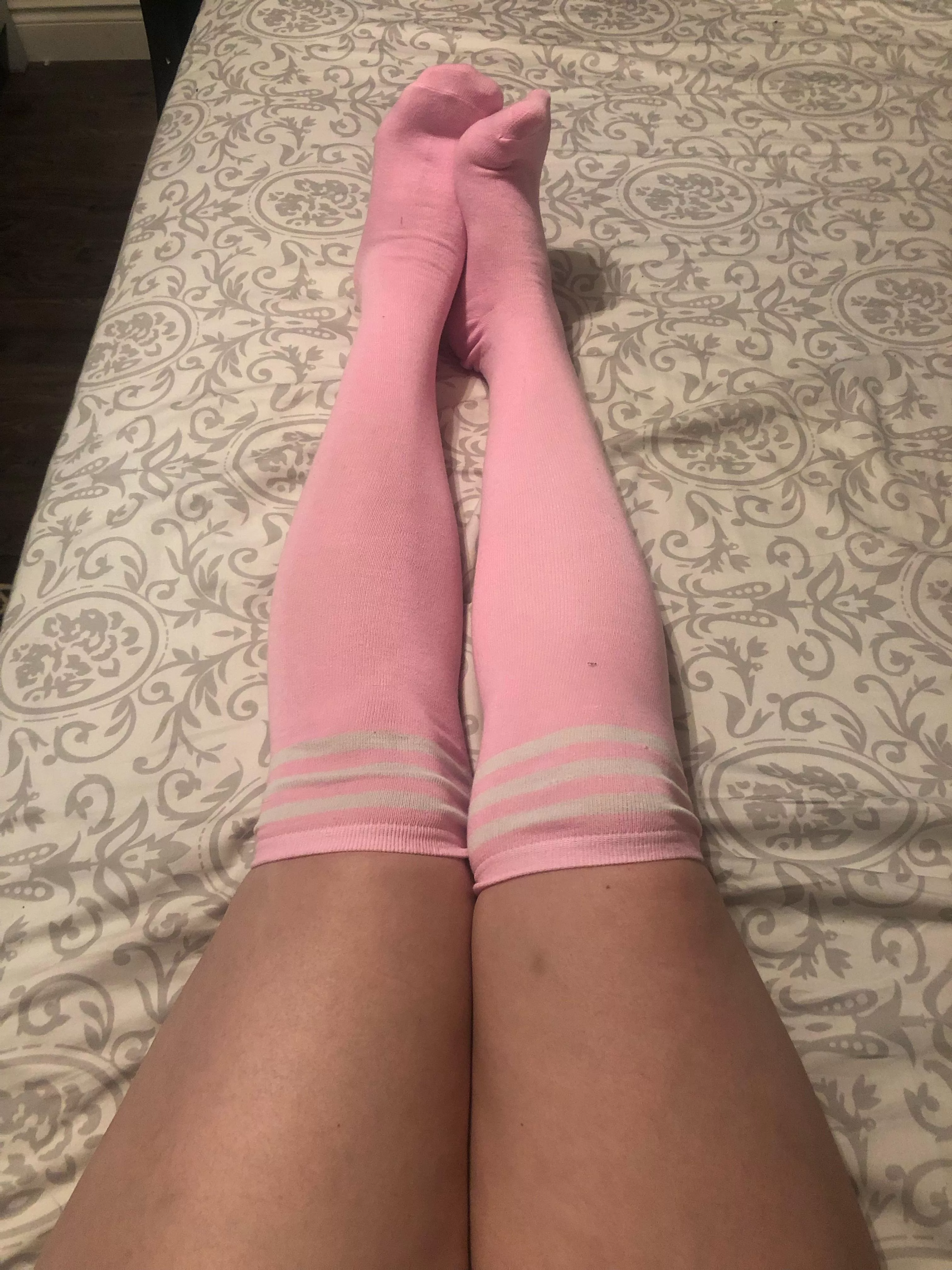 Feelin’ kinda cute in these 😜 posted by Platinumfootsiemama