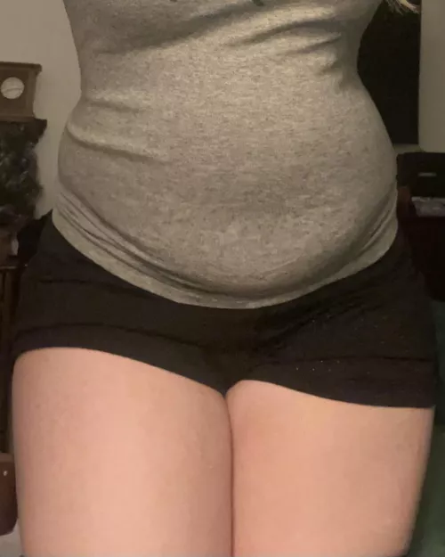 Getting a tad bit out of shape lately.. gonna hit the gym! Not sure abt my outfit, def don’t wanna look out of place. Does this make me look like a gym girl?? by msgrowingbelly