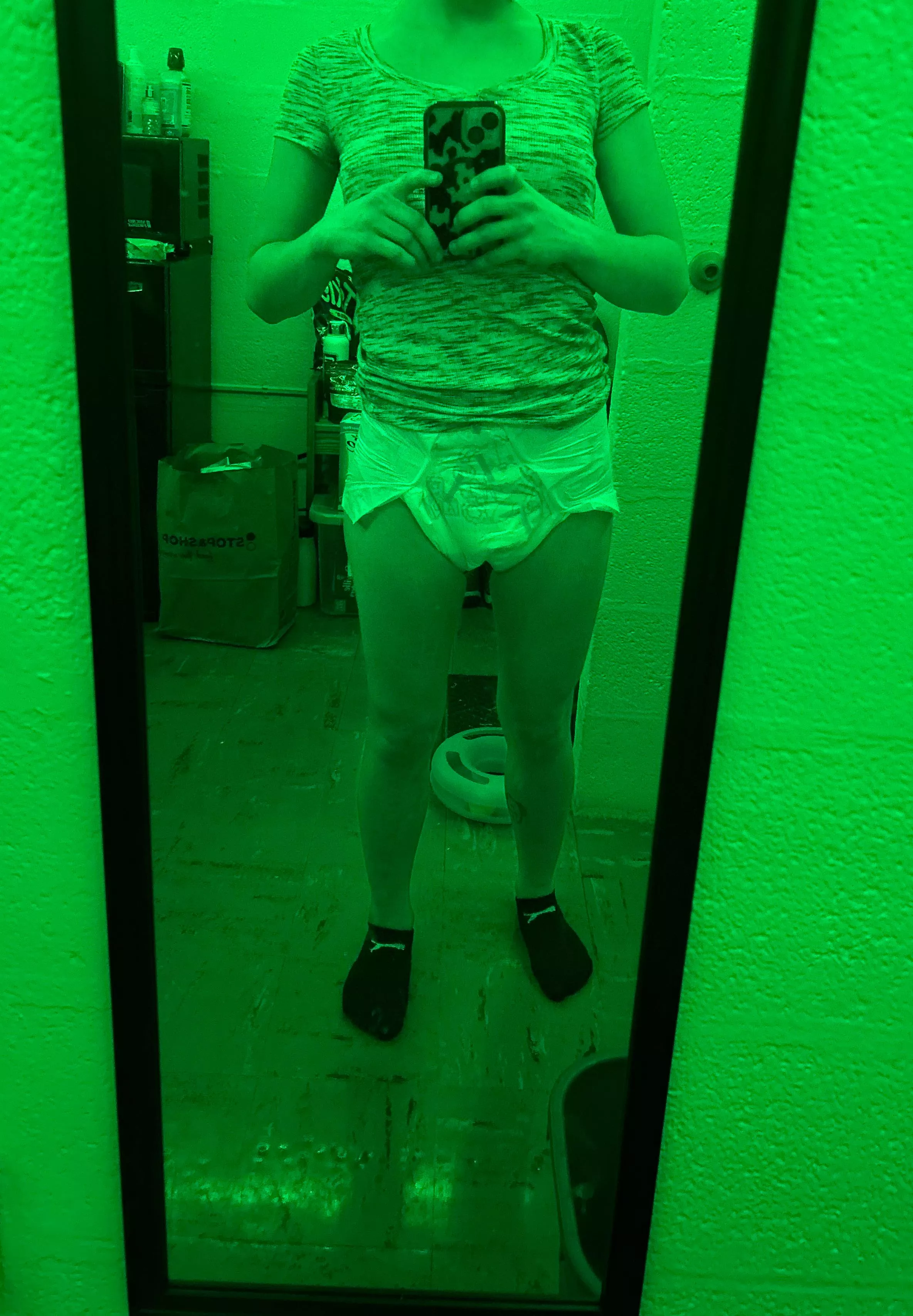 Its sooo stinky in my room waiting for daddy to come over 😊😊😉 posted by Bamamapamts