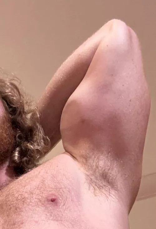 I’ve not showered since this morning and I’ve done a 15k run. Wanna sniff my musky pit? by Bearded_alpha1