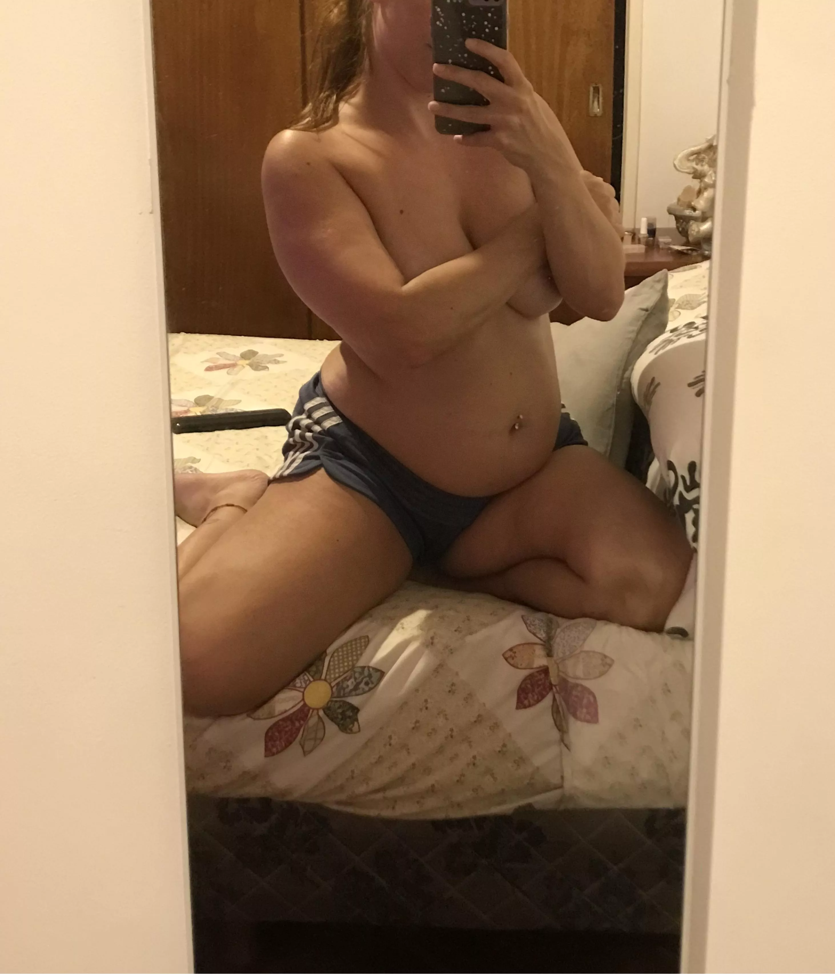 My belly can now rest on my leg 🤰 posted by Leahsimms