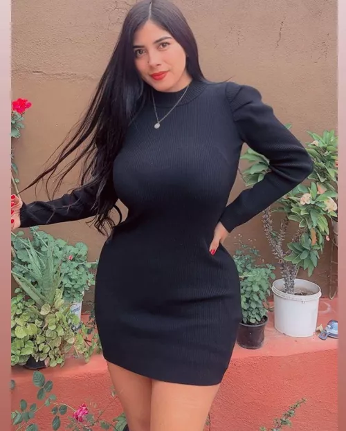 Pretty busty by SoloQuieroSalchichon