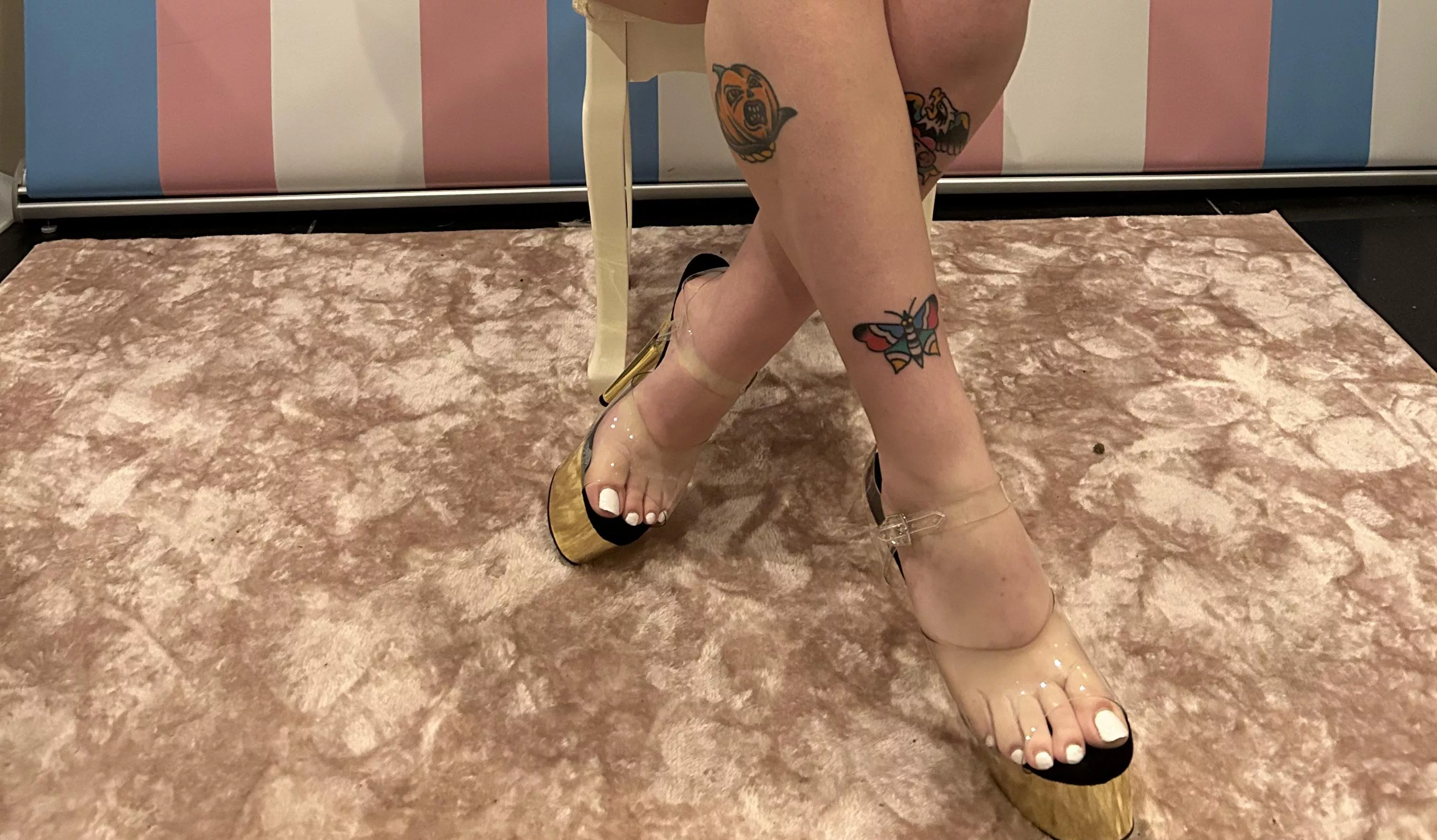 Rate my feet 1-10🦶🏻 posted by mothplayboy