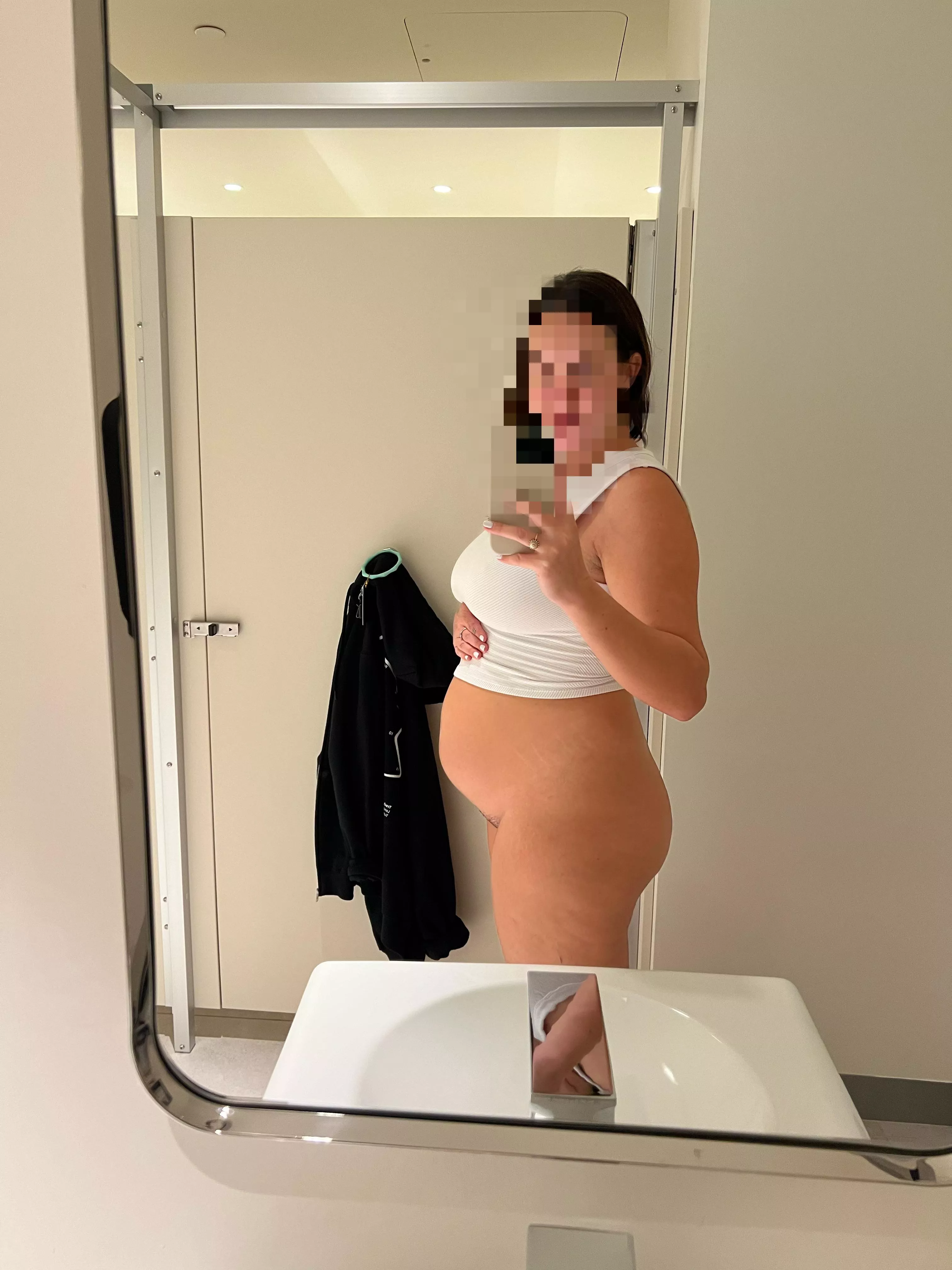 18weeks restroom selfie, craving bbc loads 💦 posted by Bellacosooo786