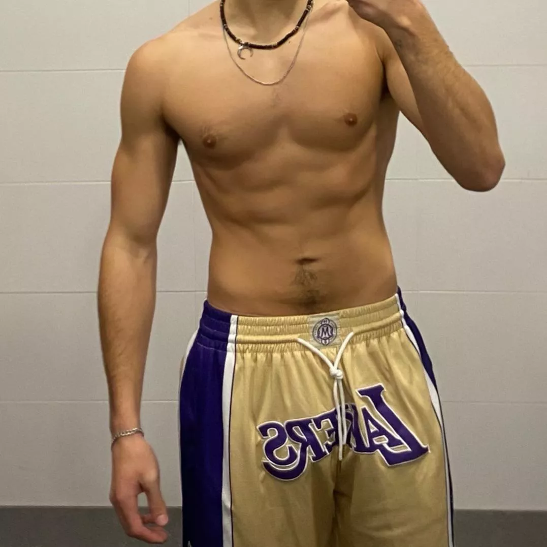 20, college, hung 8’ curious send pic sc; daniellejan_20 posted by Alive_Double8839