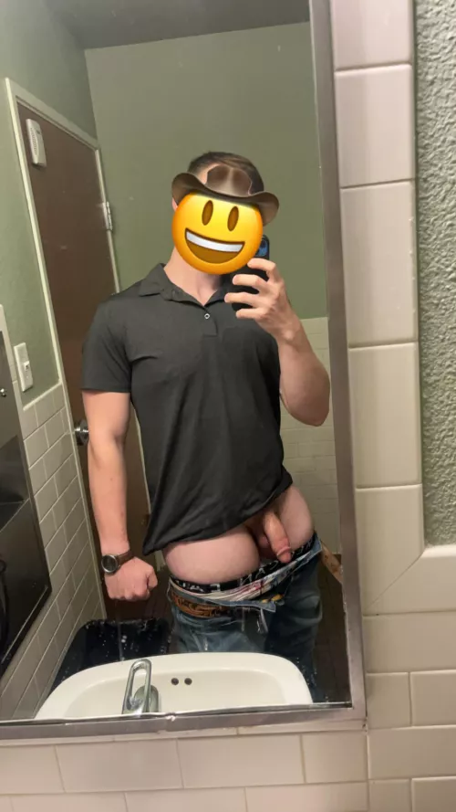 23 jock. Need someone to watch me goon out and bust at work . Face++ doms++ tops hmu ,👻tristan_j3 by Easy-Strawberry-9422