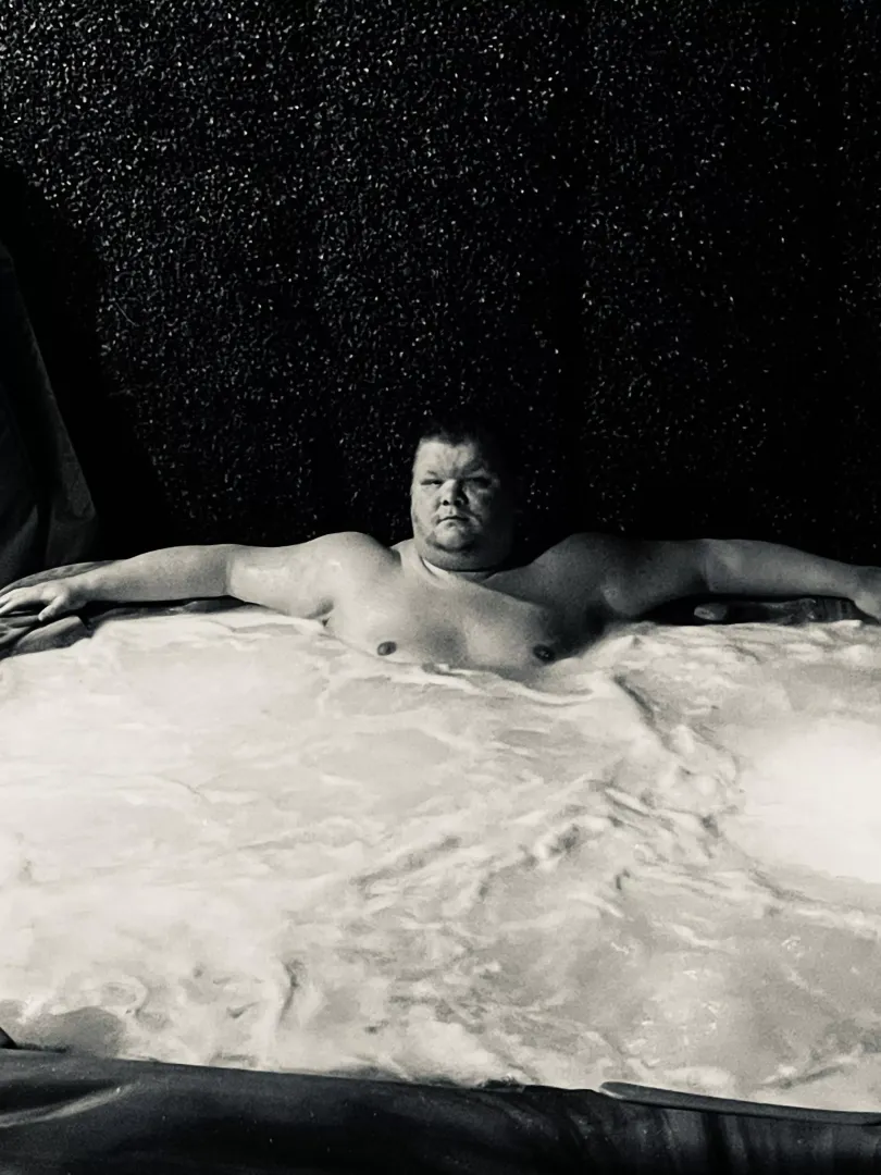 Come get in the hottub with me! posted by Rubbergloveboy