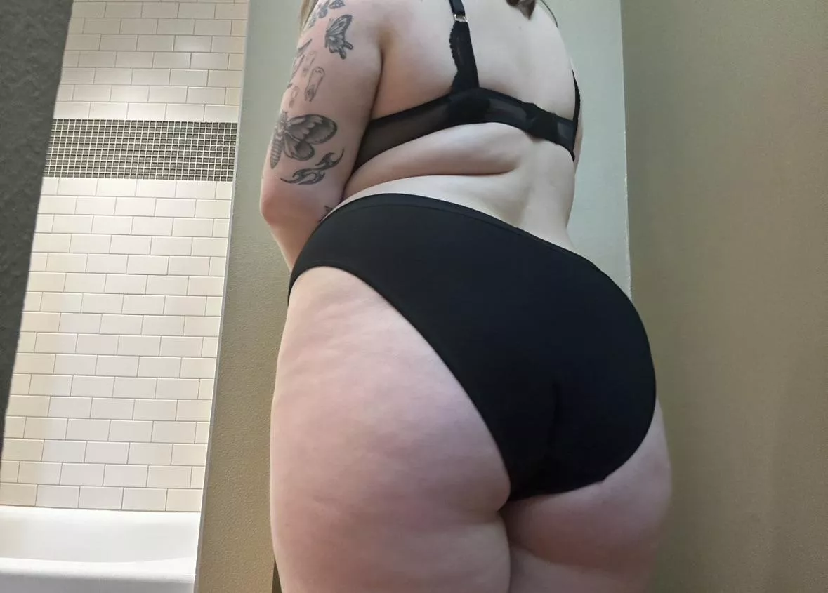 I love how juicy my ass looks in these panties by oilytoedbabe