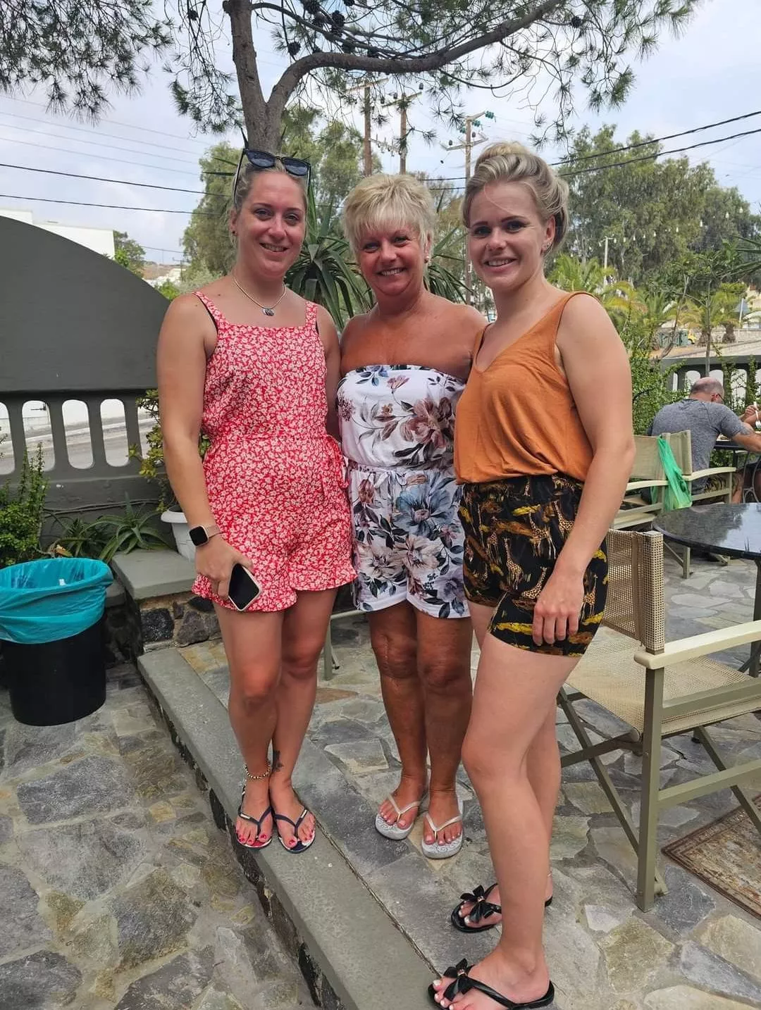 Mother or one of the daughters? [3] posted by the_missing_truth