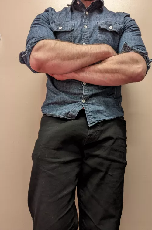 There's a couple things you might stare at in this pic. Strong forearms or...? by potatoe1987