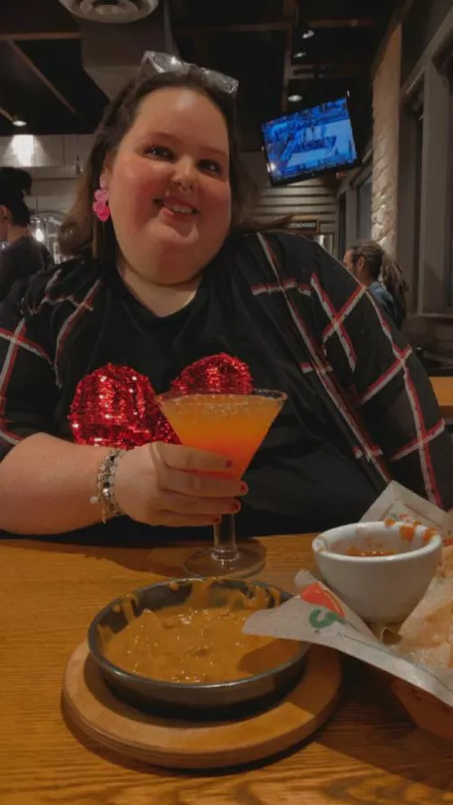 Anyone wanna spoil me for Valentine’s Day? 💕💗 by Sillykbell