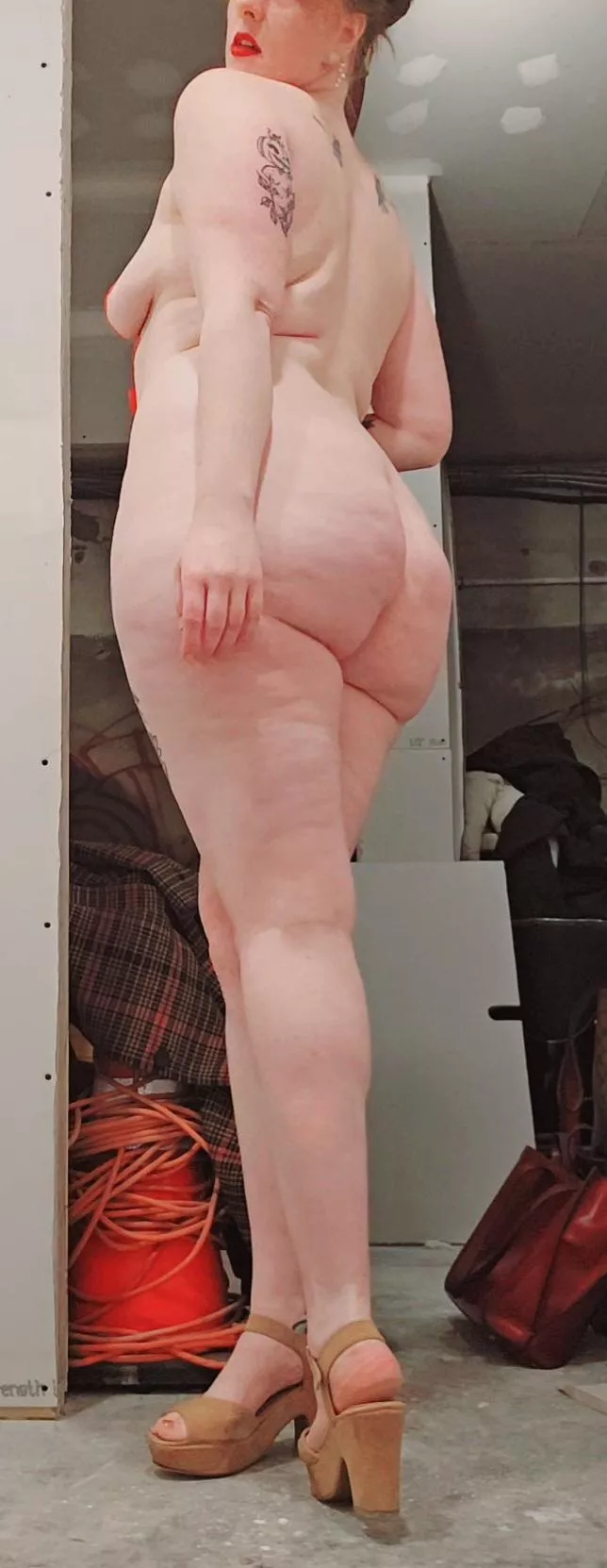 Backstage picture from my last burlesque show, I ended covered only in rose petals posted by XSaraBellumX