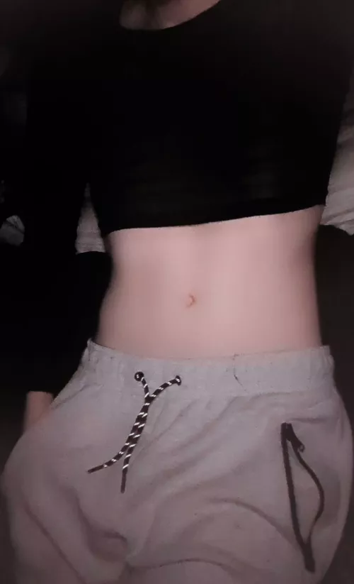 comfy crop by DelicateCat