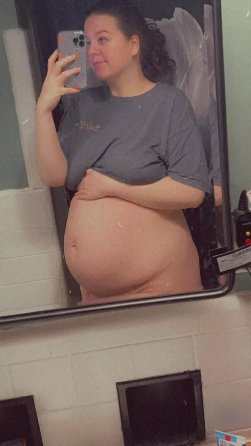 Getting bigger and bigger. 33 weeks today by xxbaddyxxmaddy