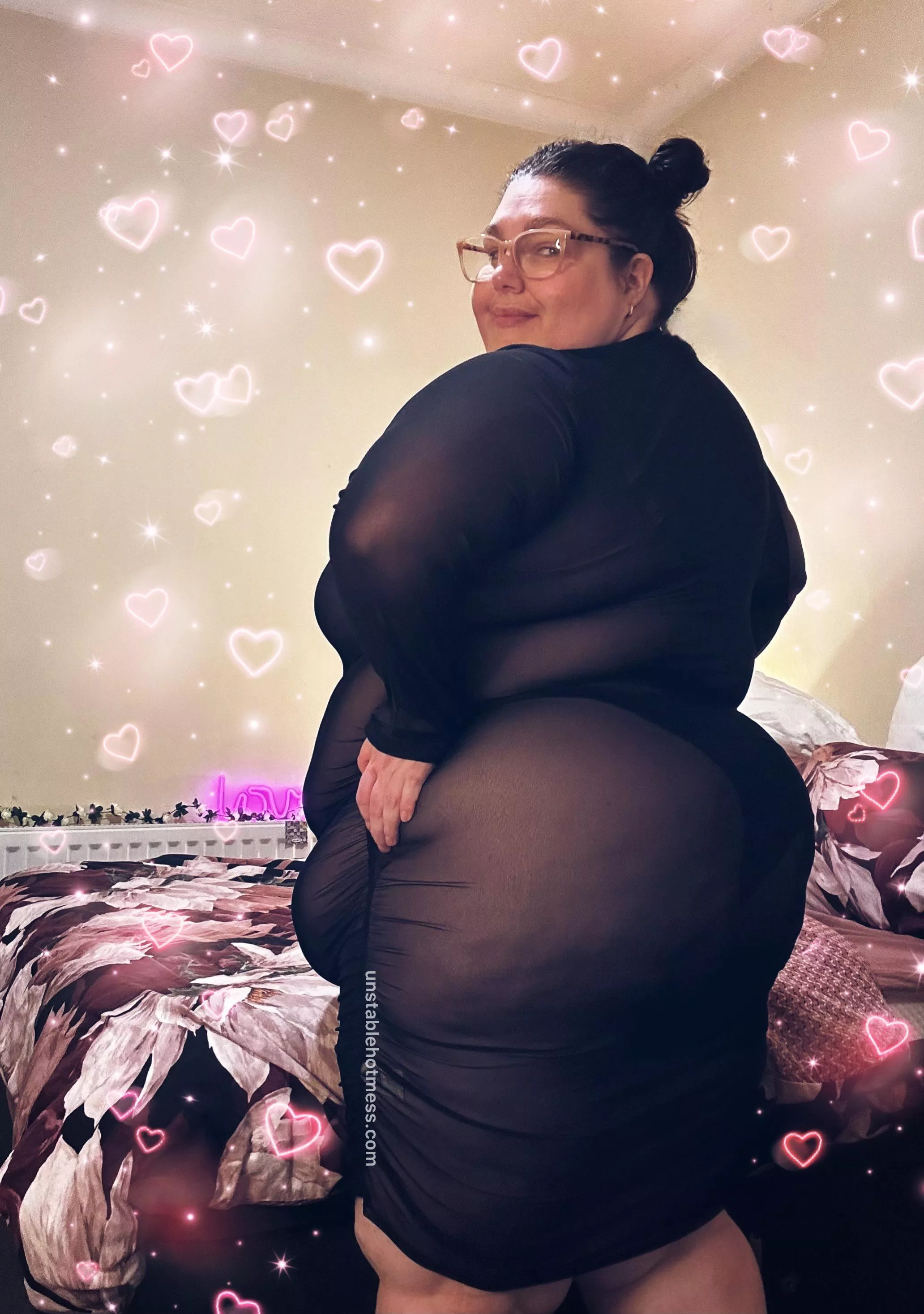 Happy Valentines Day✨🩷 would u take me out wearing this?? posted by unstablehotmess-com