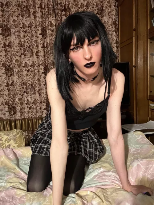 Hi from goth 🖤 by vermillion_19