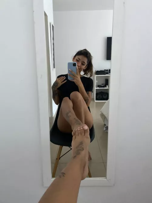 If I asked you to suck my toes and then cum on them massively, would you agree? by cindy_red