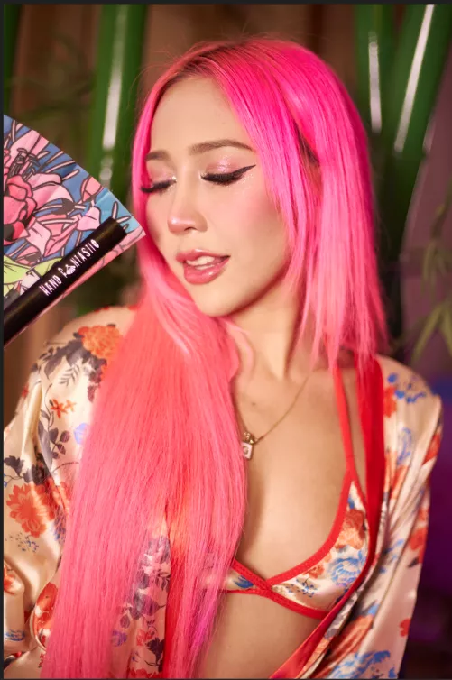 I'm in love with my pink hair by Gioiakomal