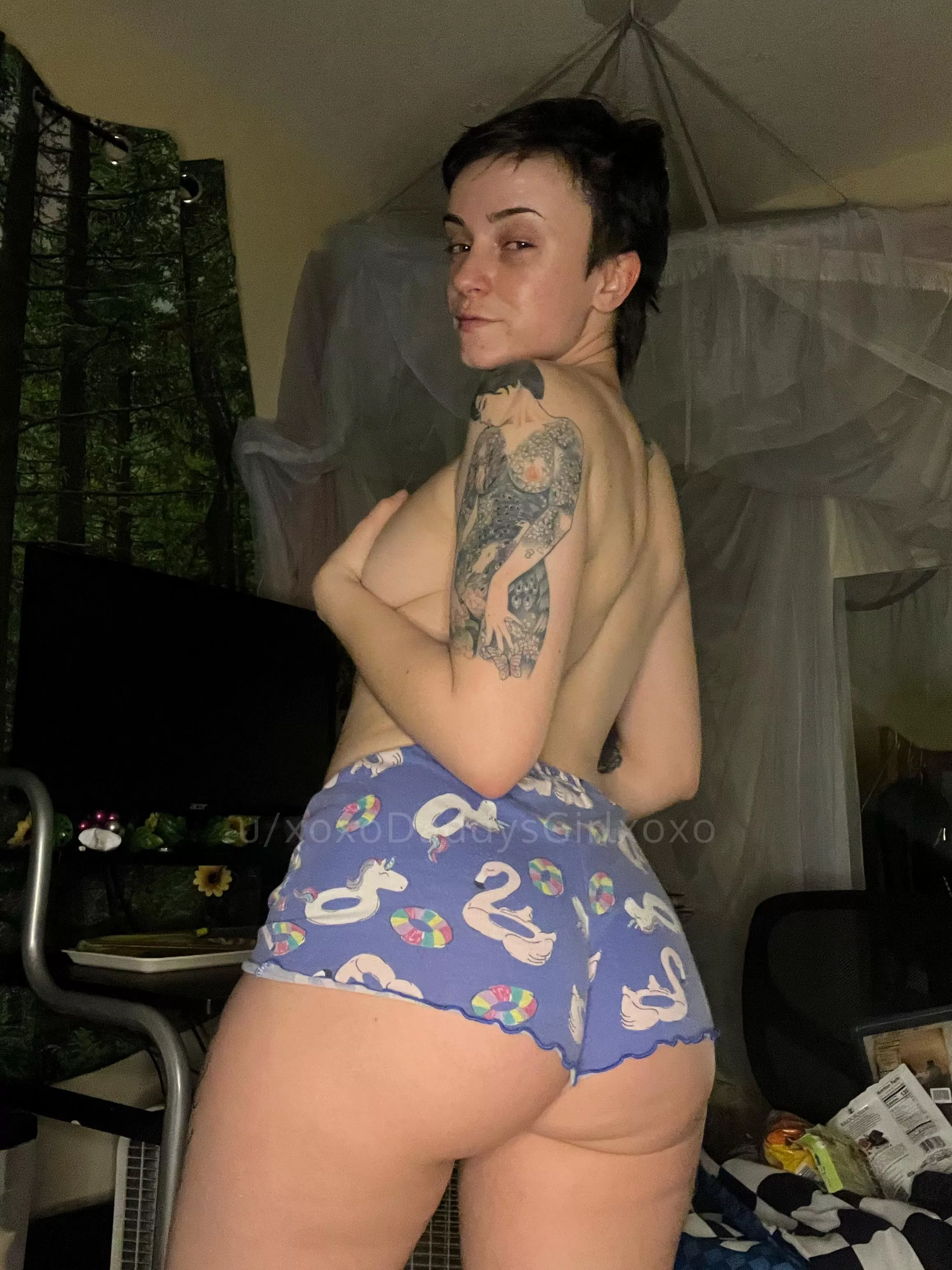 stay in today & eat snacks with me?? 🤫🤭 posted by xoxodaddysgirlxoxo