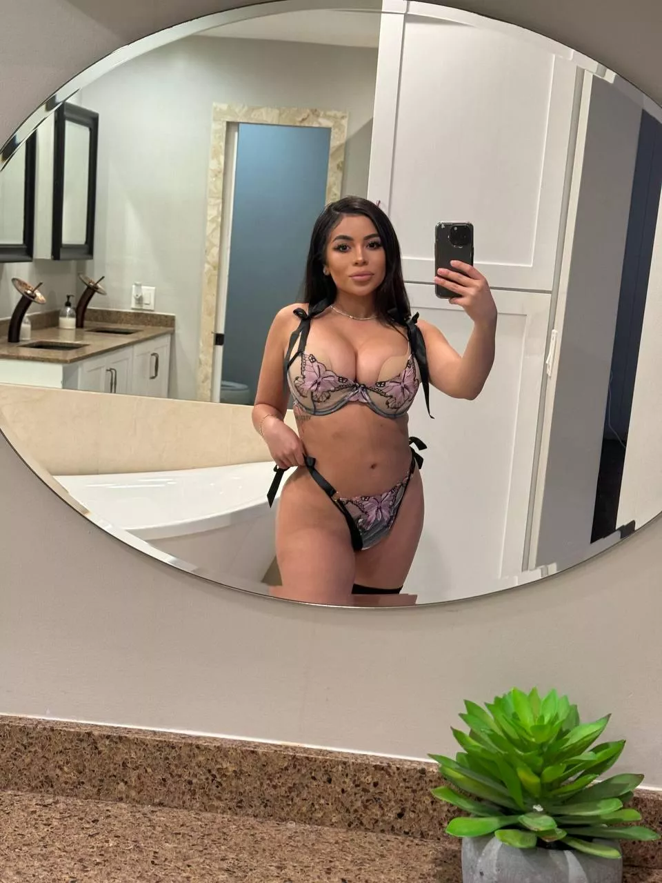 Think of the backshots that could happen in this mirror.... posted by Maggiebossx