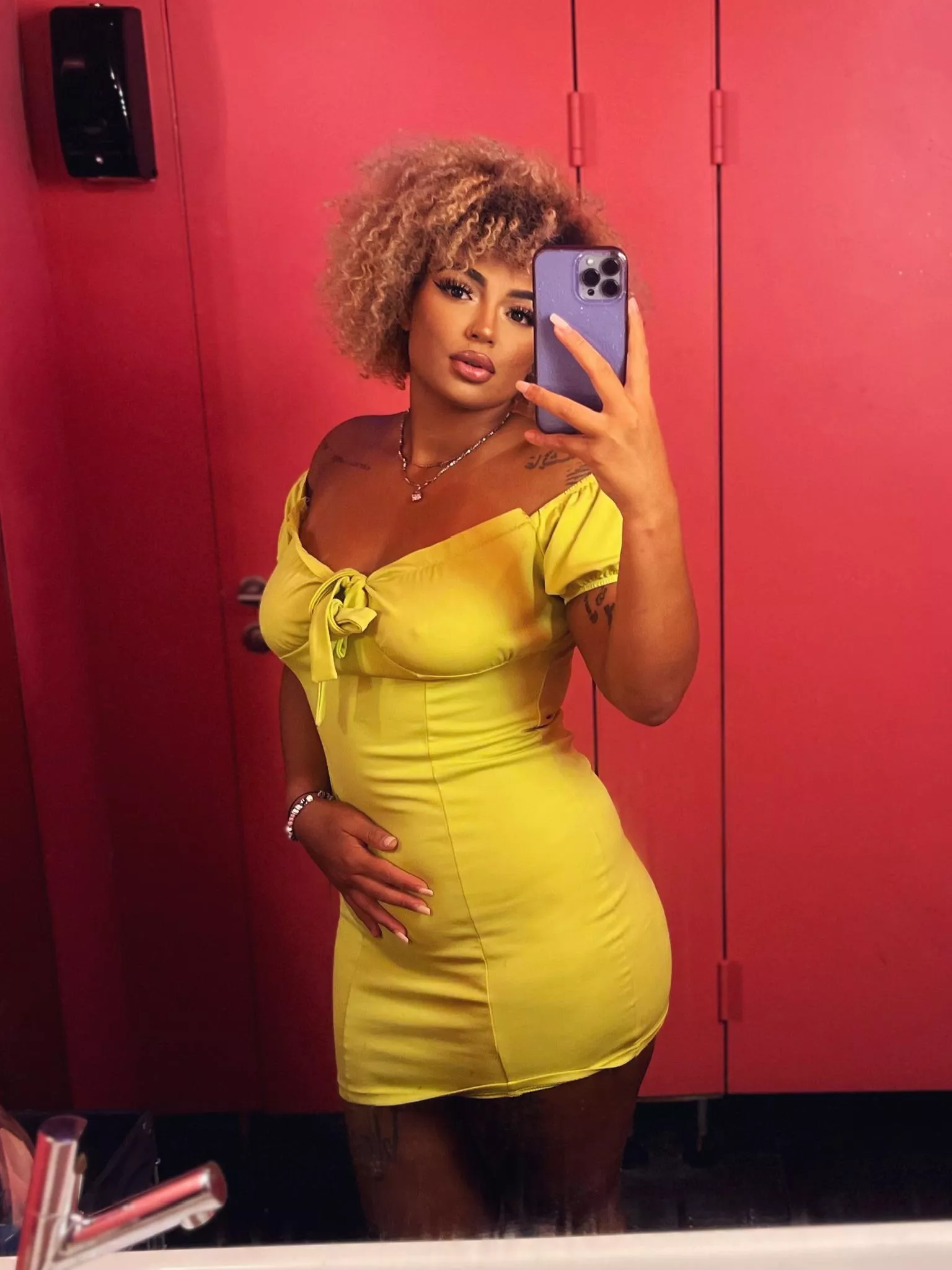 Babe meet me tonight in my hotel posted by bambiqueen333