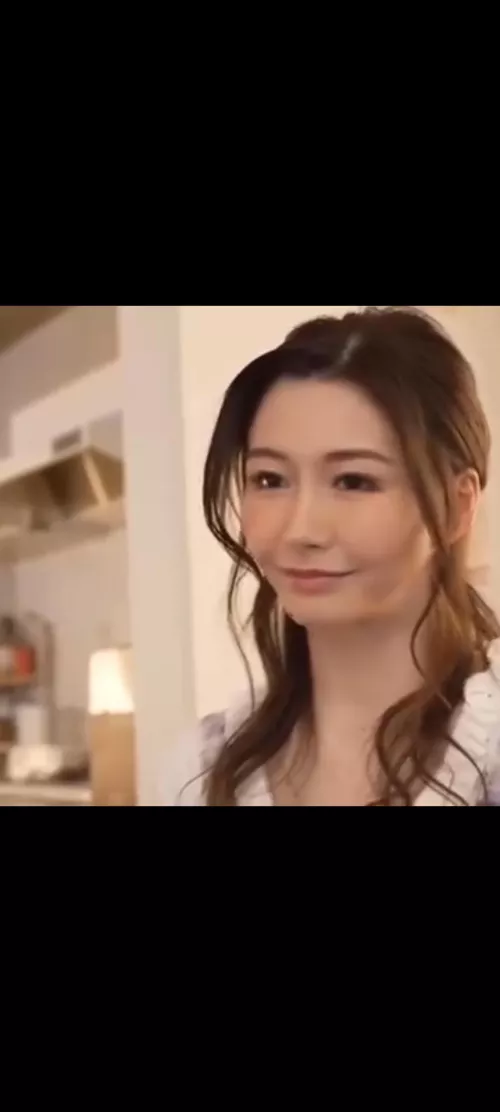 does anyone know who she is please by wariorbannd