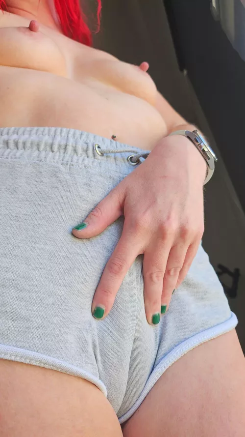 How does she look? by ScarletSpencer