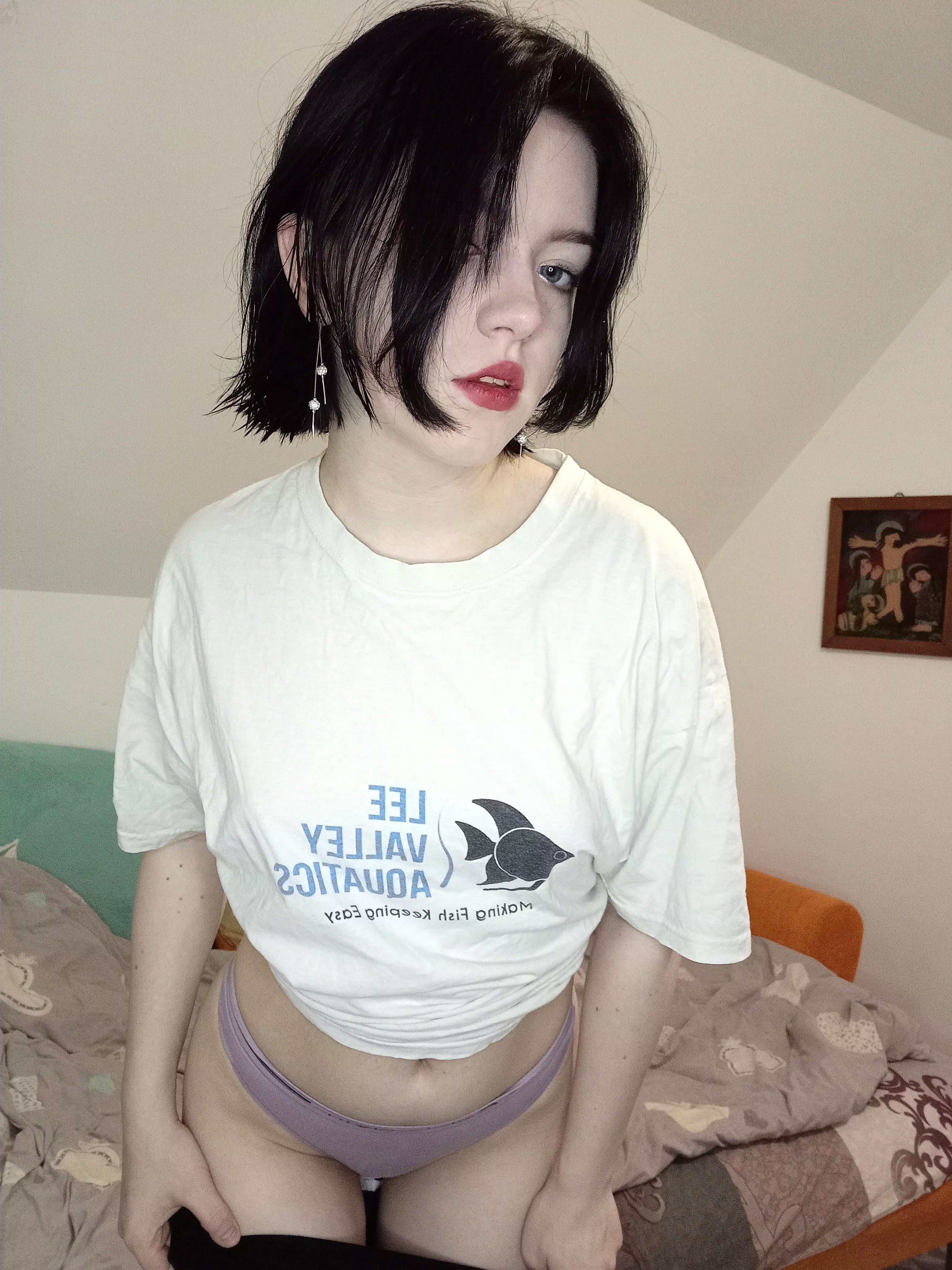 I wish older guys were more into smaller girls 😥💗 posted by AnnaPlaylist