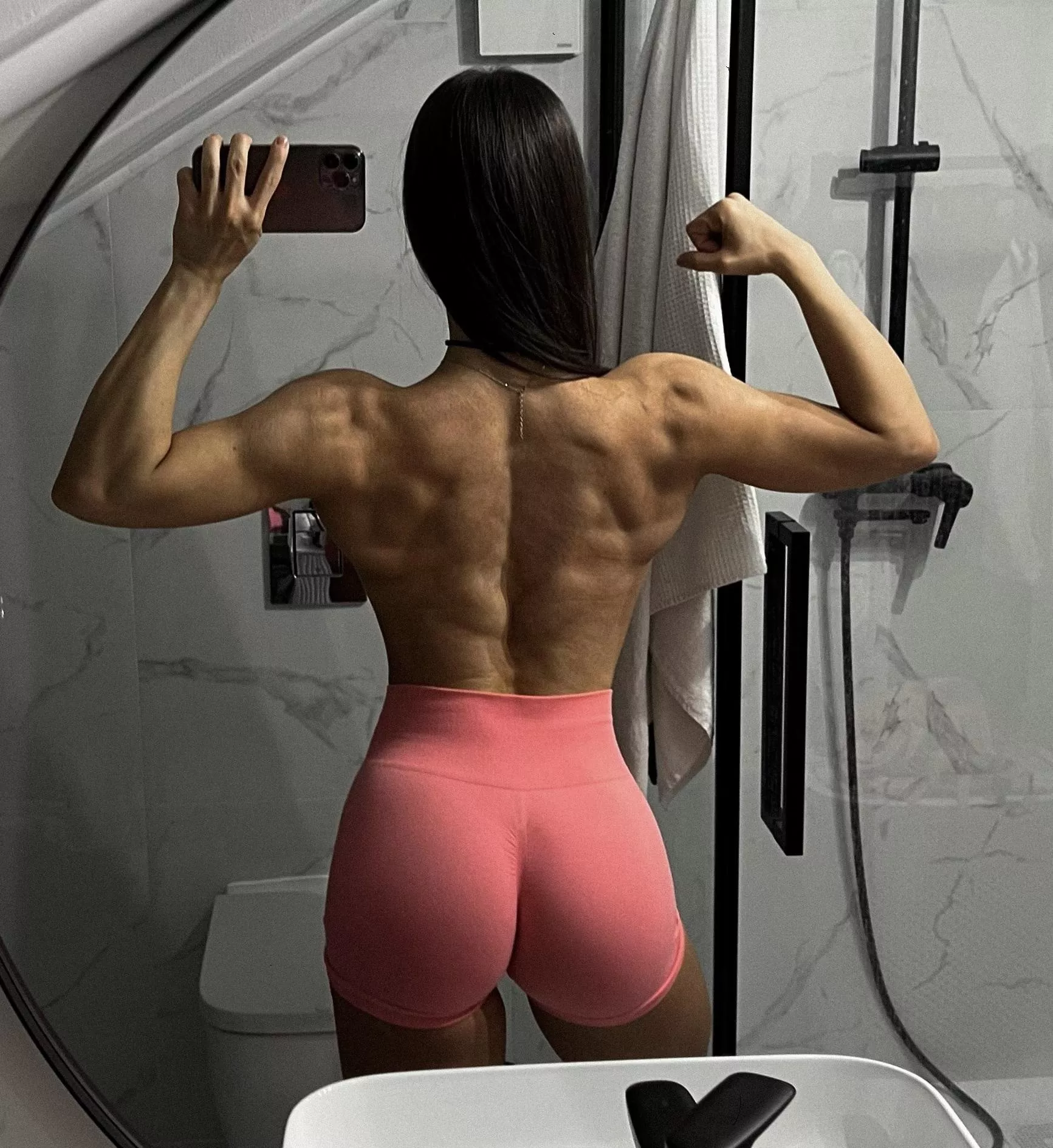 ripped back to the bone posted by linasphysique_