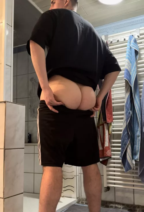 Can you help me get undressed? 👀 by Maik_297