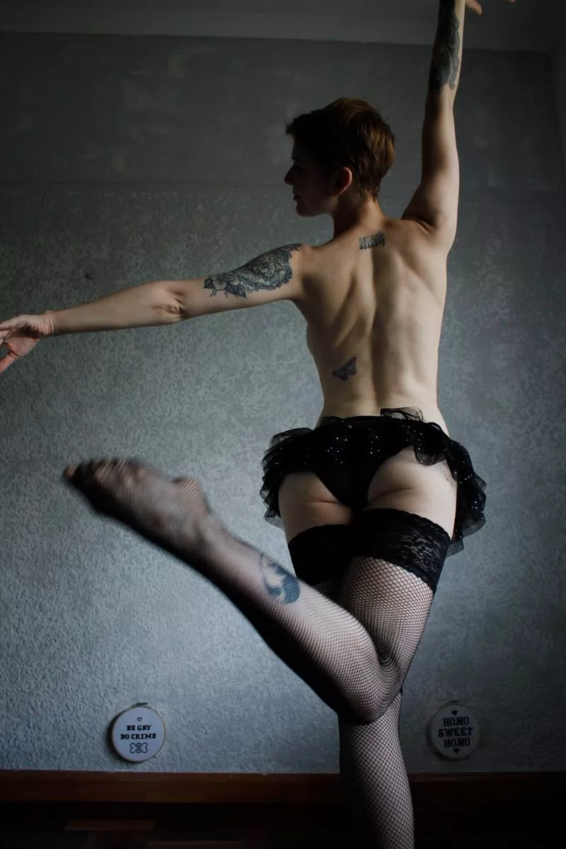 Dancing into the weekend like  posted by stretchykitten