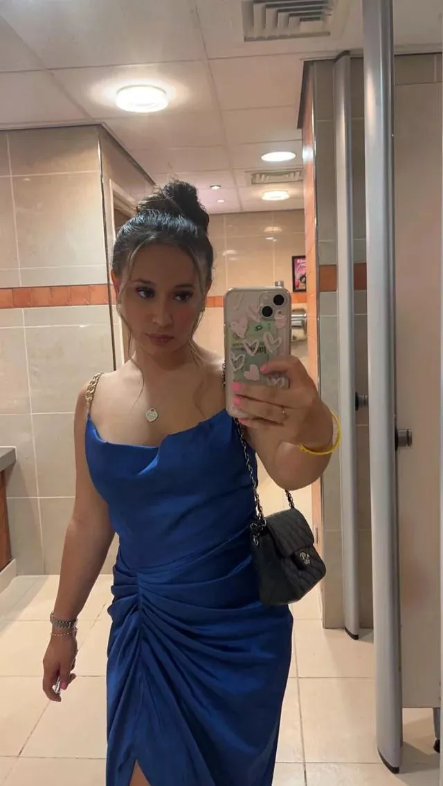 Felt very elegant in this photo posted by Mia6155