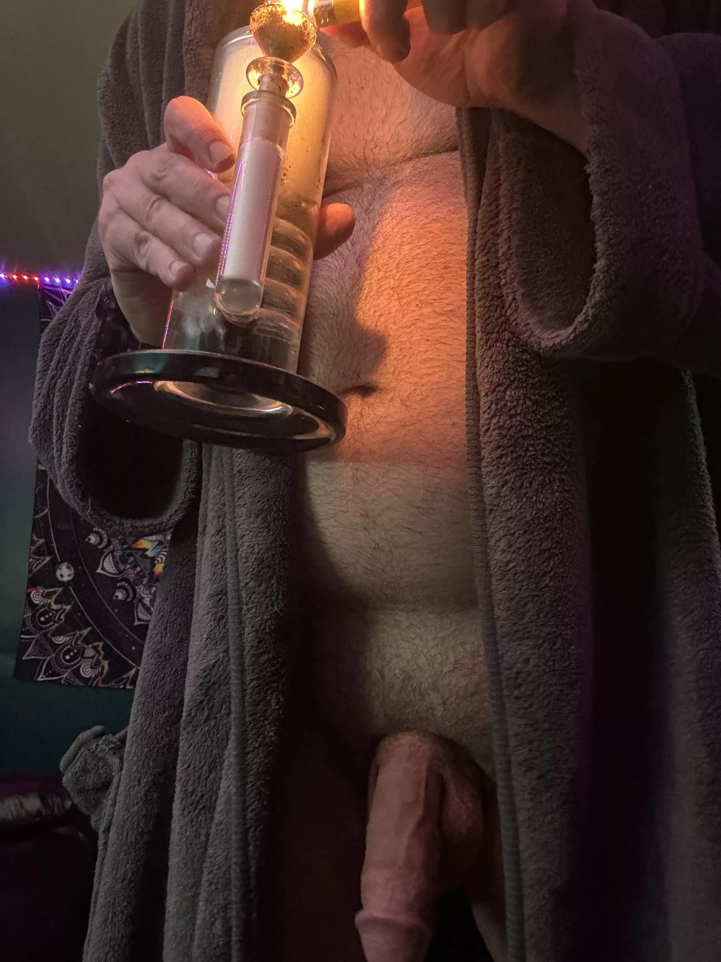 Just a dad having little s[m]oke sesh before bed.. who’s joining!? posted by Substantial-Pipe7806