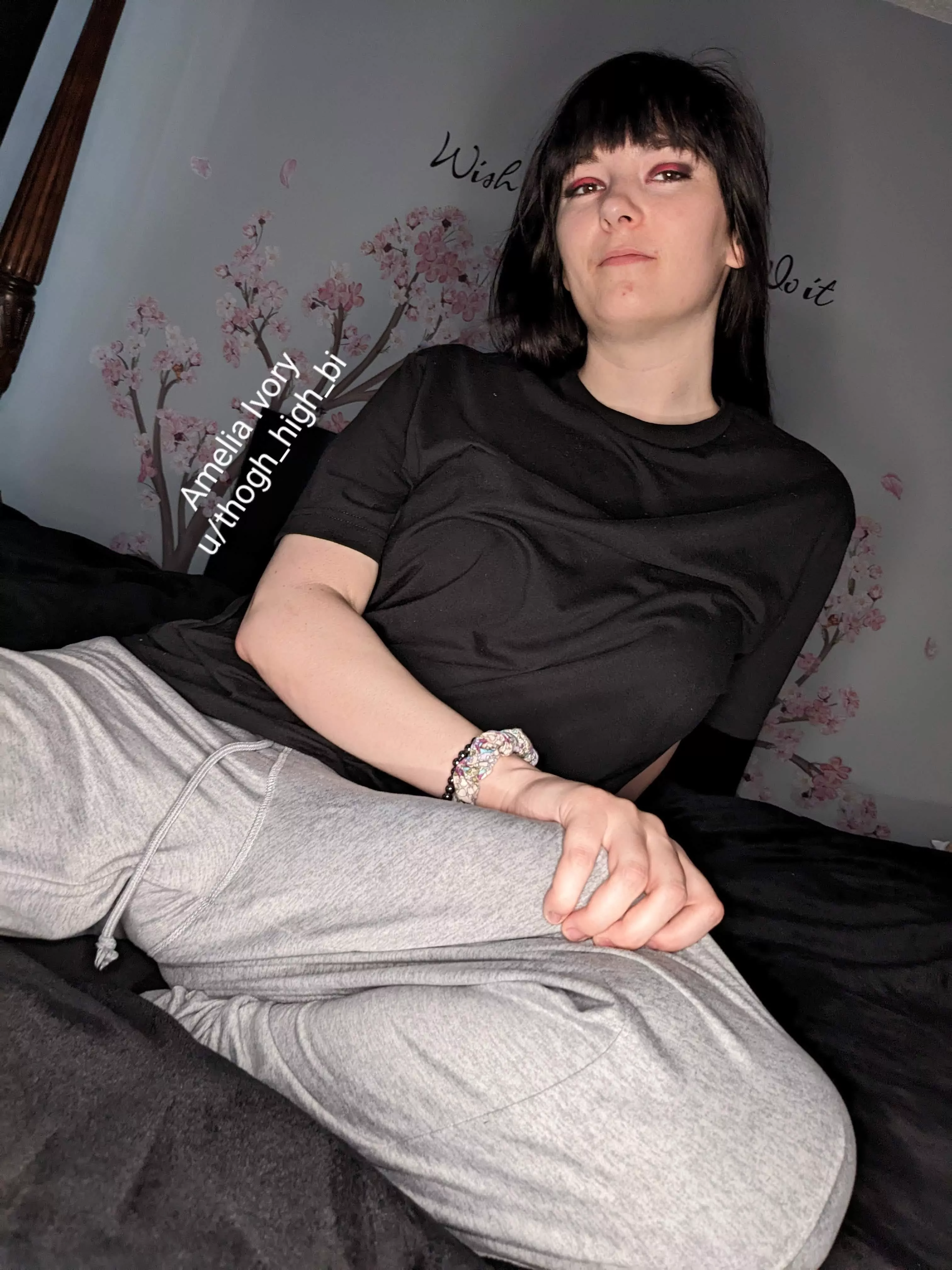 These sweatpants are no match for my huge cock posted by thogh_high_bi