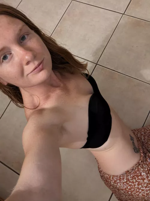 Crimson cabaret of charms and cheers🎉 [F27] by Redlilyrose