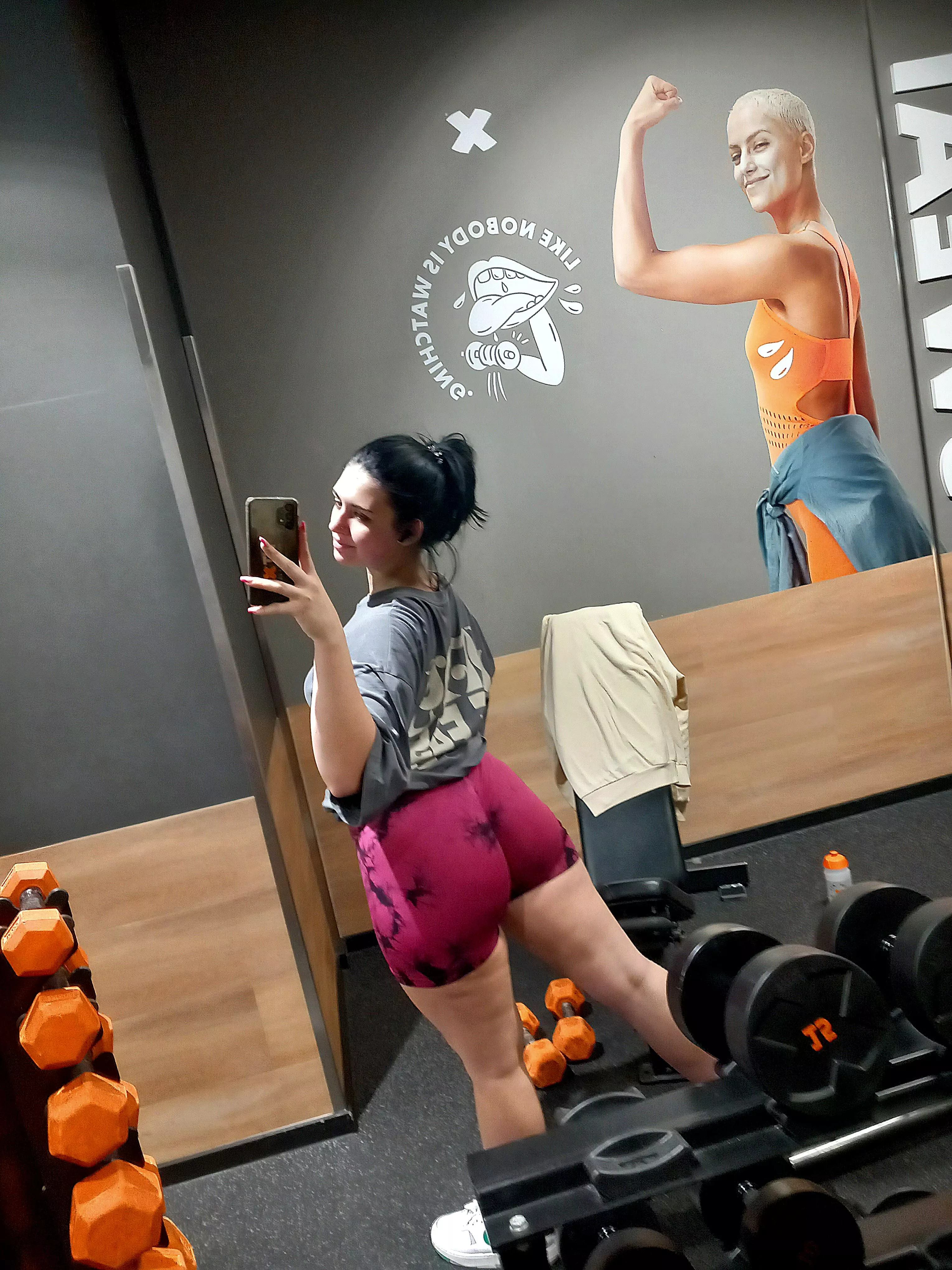 do i look pretty in that pose ? posted by tthatonegirll