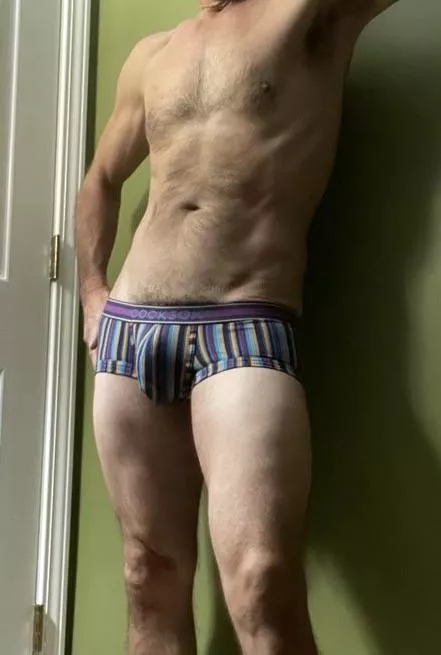 Do vertical lines really make you look taller?? posted by RunningguySC