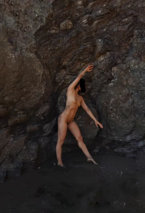 Feeling the vibrations of the sands that once came from boulders by Lyraskyeflow