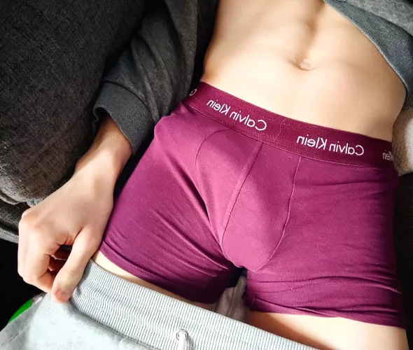 How do I look in burgundy? by Razzer2000