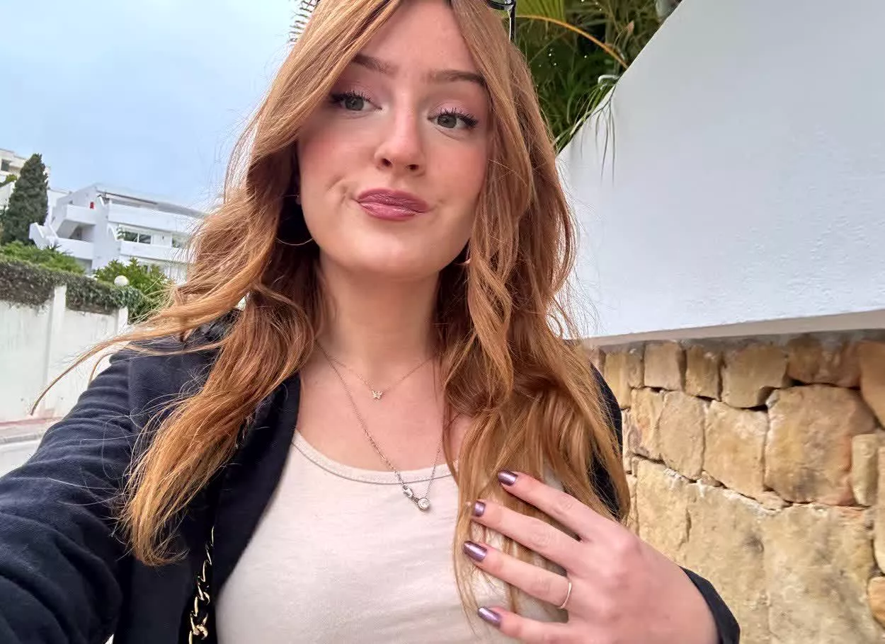 Let's go out sometimes.🥰 posted by gloriasilk