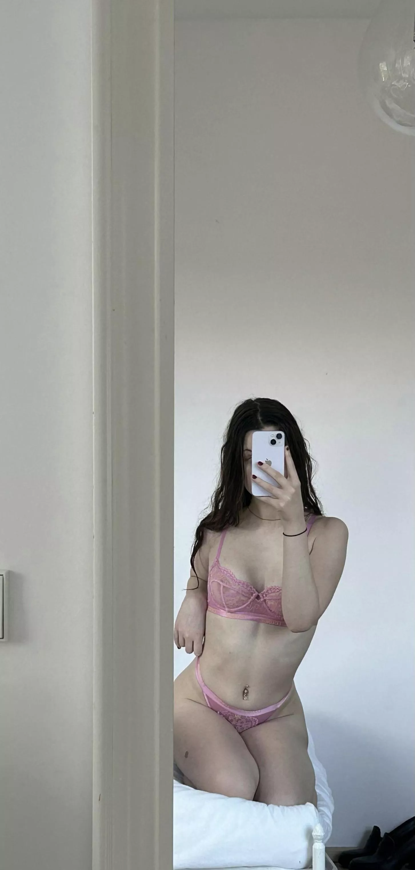 My friends have no idea I'm sharing this on reddit (18f) posted by Kinley_Bush