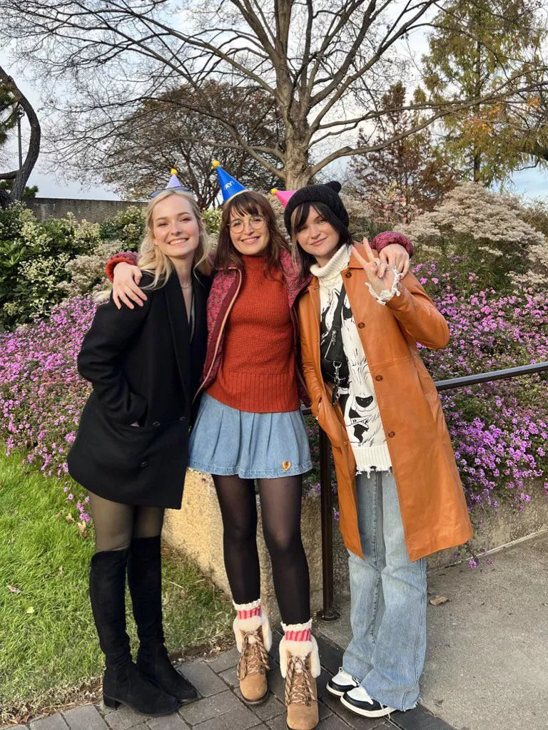 Party Girls posted by whitetoweltw