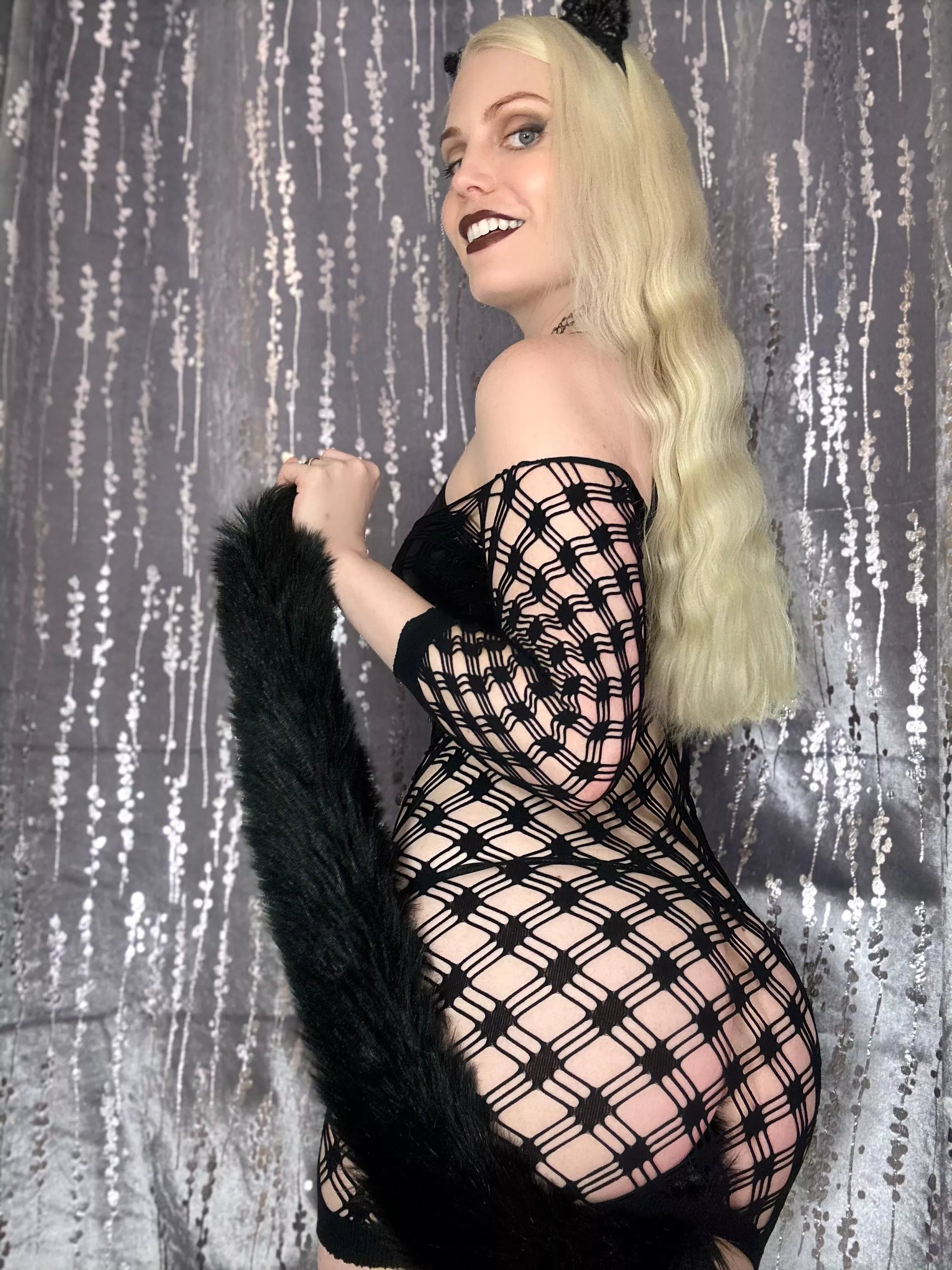 Pet and tug my tail please posted by ittybityprettykitty