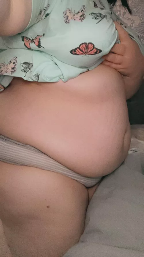 there’s a whole large pizza in this cute belly 😮‍💨 by prettylittlefeedee