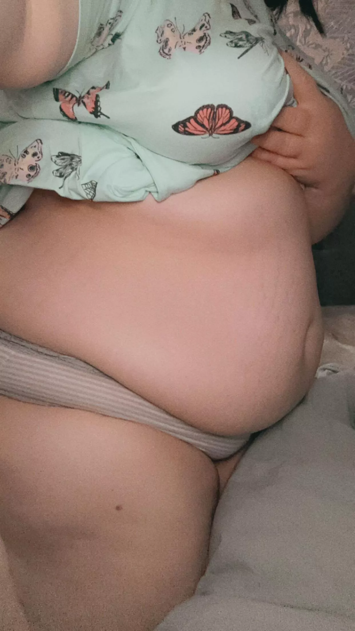 there’s a whole large pizza in this cute belly 😮‍💨 posted by prettylittlefeedee