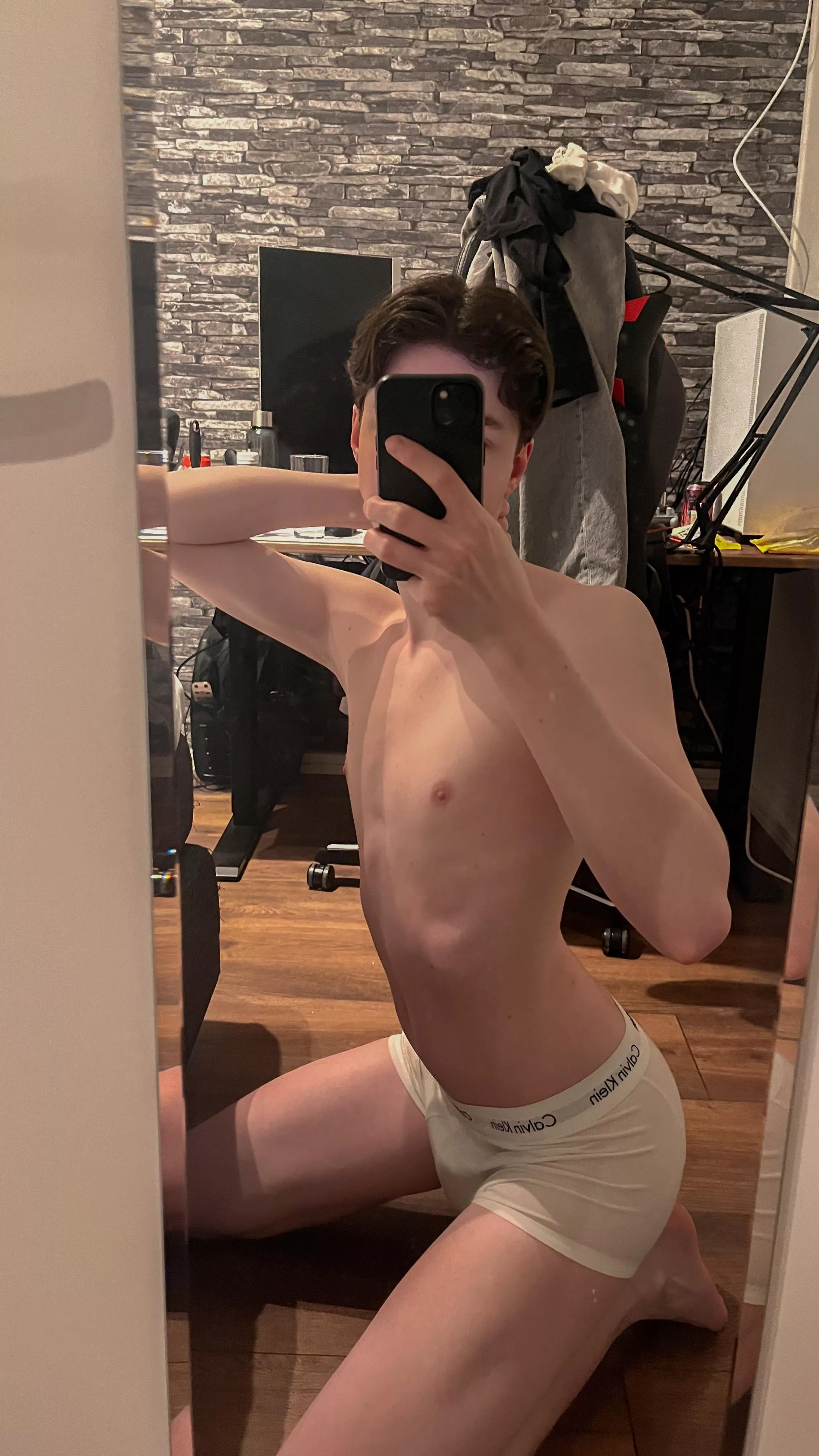 [18] Do you like mirror selfies? posted by HornyTwinkXXX