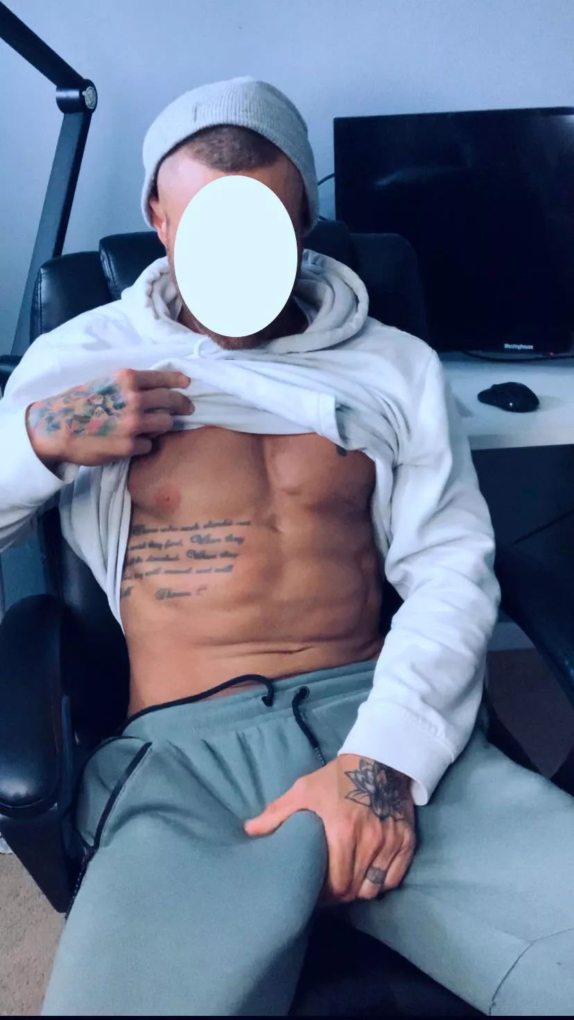 (38) Where do your eyes go first? posted by blazzer_80