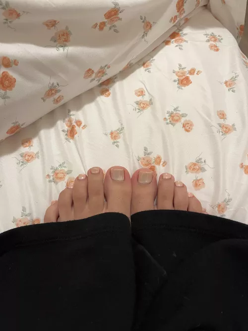 Are my feet pretty? by ChickiBabess