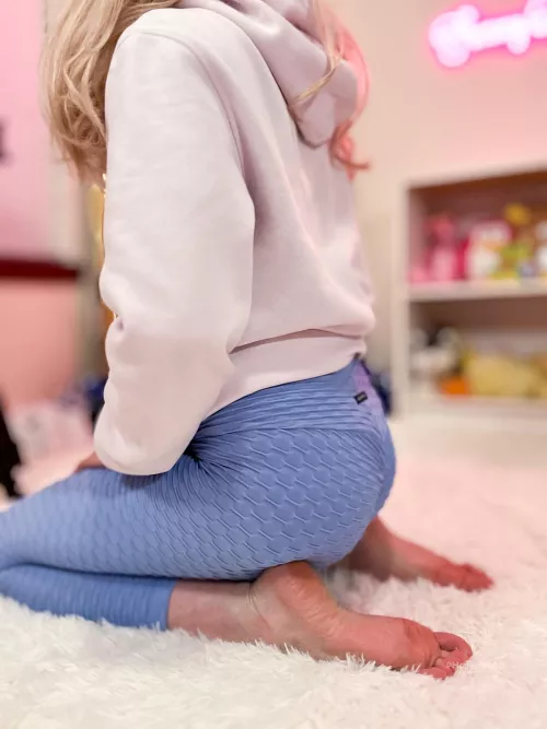 Feet or Booty? by HaileyH4rlot